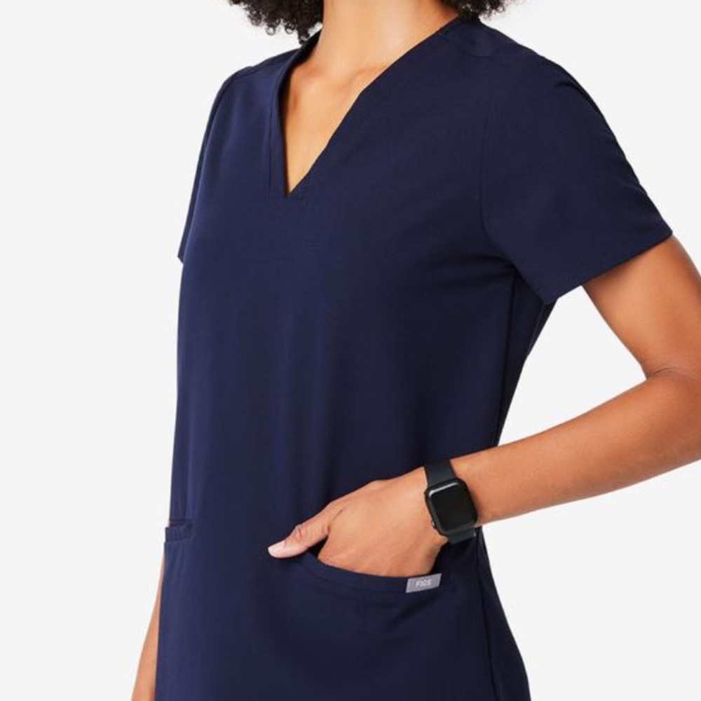 Figs two pocket top (navy)